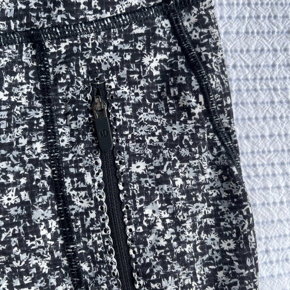 Lululemon Invigorate 7/8 Tight - Picture 7 of 8